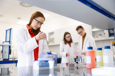 Laboratorium chemii, biochemii i mikrobiologii | Uniwersytet WSB Merito we Wrocławiu: studenci na zajęciach w laboratorium chemii, biochemii i mikrobiologii