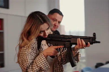 Crime Lab | Uniwersytet WSB Merito we Wrocławiu: Wrocław - bezpieczeństwo państwa i służby narodowe - studentka na zajęciach z użyciem wirtualnej strzelnicy