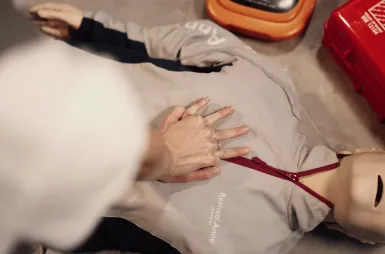 Crime Lab | Uniwersytet WSB Merito we Wrocławiu: studentka na zajęciach z pierwszej pomocy medycznej