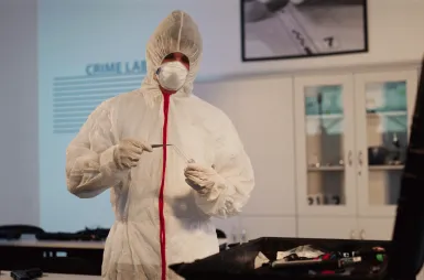 Crime Lab | Uniwersytet WSB Merito we Wrocławiu: Wrocław - metody i techniki śledcze - student podczas zajęć z kryminologii