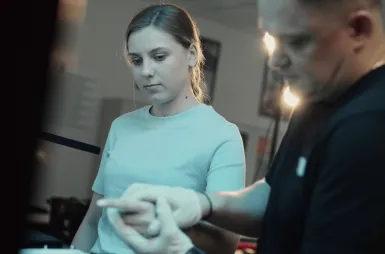 Crime Lab | Uniwersytet WSB Merito we Wrocławiu: studentka na praktycznych zajęciach z użyciem walizki krymalistycznej