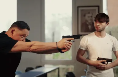 Crime Lab | Uniwersytet WSB Merito we Wrocławiu: Wrocław - zarządzanie kryzysowe i pomoc humanitarna - student na praktycznych zajęciach z użyciem wirtualnej strzelnicy