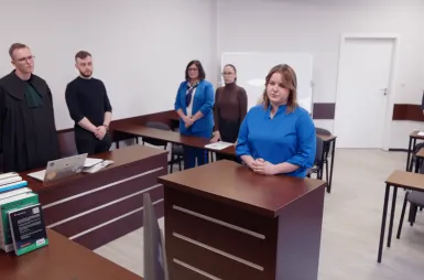 Laboratoria i pracownie | Uniwersytet WSB Merito we Wrocławiu: studenci odbywający zajęcia w sali rozpraw sądowych