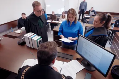 Laboratoria i pracownie | Uniwersytet WSB Merito we Wrocławiu: studenci odbywający zajęcia w sali rozpraw sądowych