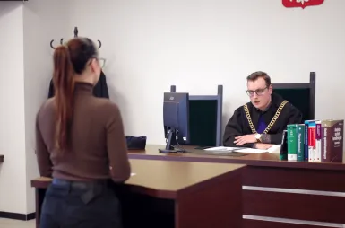 Laboratoria i pracownie | Uniwersytet WSB Merito we Wrocławiu: studenci odbywający zajęcia w sali rozpraw sądowych