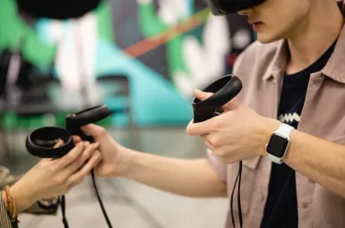 Giant Lazer XR Lab | Uniwersytet WSB Merito we Wrocławiu: studenci w laboratorium giant lazer