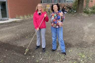 Łąka kwietna na kampusie | Uniwersytet WSB Merito we Wrocławiu: wysiewanie łąki kwietnej