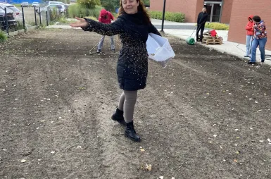 Łąka kwietna na kampusie | Uniwersytet WSB Merito we Wrocławiu: wysiewanie łąki kwietnej