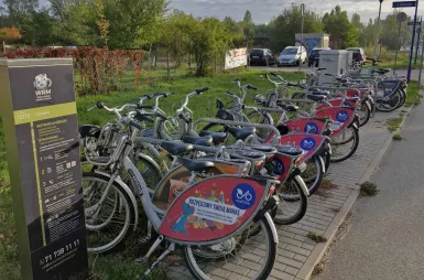 Rowerem na uczelnię? W drogę! | Uniwersytet WSB Merito we Wrocławiu: stacja rowerowa