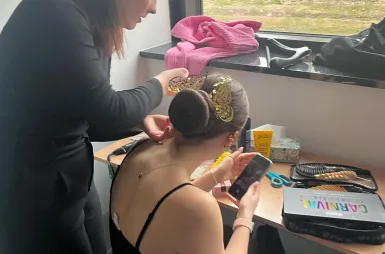 I Akademickie Mistrzostwa Polski w Makijażu | Uniwersytet WSB Merito we Wrocławiu: studentki kierunku kosmetologia podczas Akademickich Mistrzostw Polski w Makijażu