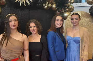 I Akademickie Mistrzostwa Polski w Makijażu | Uniwersytet WSB Merito we Wrocławiu: studentki kierunku kosmetologia podczas Akademickich Mistrzostw Polski w Makijażu