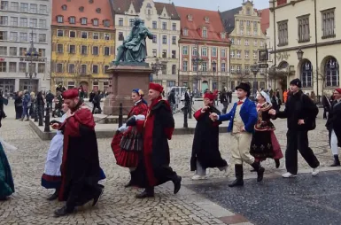 Wyniki wyszukiwania | Uniwersytet WSB Merito we Wrocławiu: Korowód okrąża pomnik Aleksandra Fredro 