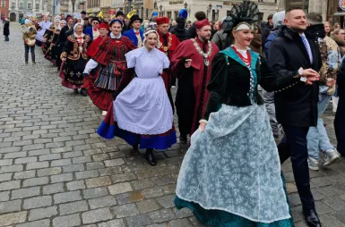 Wyniki wyszukiwania | Uniwersytet WSB Merito we Wrocławiu: Korowód tańczący poloneza na Rynku