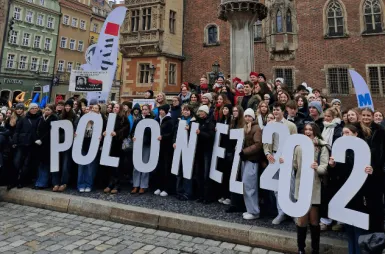 Wyniki wyszukiwania | Uniwersytet WSB Merito we Wrocławiu: Uczestnicy Poloneza dla Fredry zebrani pod ratuszem