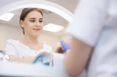 Wyniki wyszukiwania | Uniwersytet WSB Merito we Wrocławiu: studentki na zajęciach w pracowni manicure