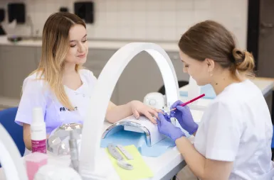 Wyniki wyszukiwania | Uniwersytet WSB Merito we Wrocławiu: studentki na zajęciach w pracowni manicure