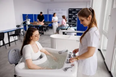 Wyniki wyszukiwania | Uniwersytet WSB Merito we Wrocławiu: studentki podczas zajęć w pracowni odnowy biologicznej