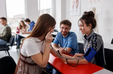 Laboratorium anatomii i fizjologii | Uniwersytet WSB Merito we Wrocławiu: studenci na zajęciach w laboratorium anatomii