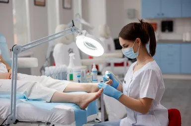 Laboratoria i pracownie | Uniwersytet WSB Merito we Wrocławiu: studenci na zajęciach w pracowni podologicznej