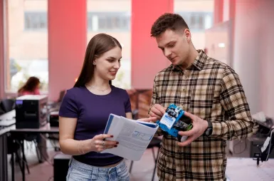 Wyniki wyszukiwania | Uniwersytet WSB Merito we Wrocławiu: Dwójka studentów w labolatorium OMiLAB