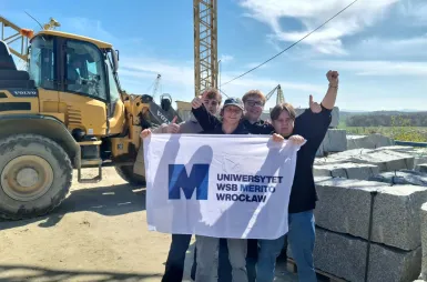 Od kamieniołomu po nowoczesną obróbkę – studenci w granitowym zagłębiu Strzegomia | Aktualności | Uniwersytet WSB Merito we Wrocławiu: studenci w kamieniołomie