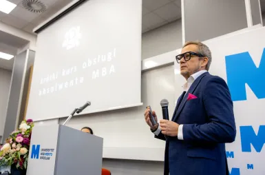 80 nowych absolwentów studiów MBA odebrało dyplomy! | Aktualności | Uniwersytet WSB Merito we Wrocławiu: Uroczystość wręczenia dyplomów MBA