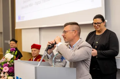 80 nowych absolwentów studiów MBA odebrało dyplomy! | Aktualności | Uniwersytet WSB Merito we Wrocławiu: Uroczystość wręczenia dyplomów MBA