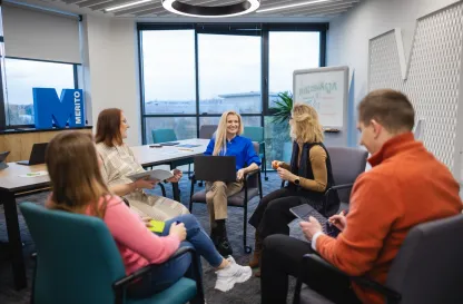 Aktualności | Uniwersytet WSB Merito we Wrocławiu: uczestnicy studiów podyplomowych pracujący nad wspólnym projektem