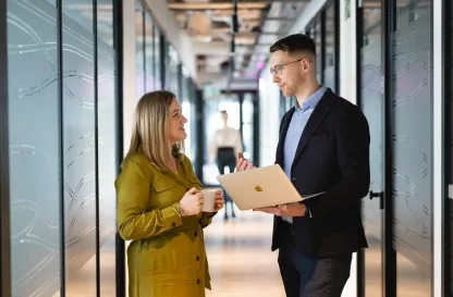 Aktualności | Uniwersytet WSB Merito we Wrocławiu: uczestnicy studiów podyplomowych rozmawiający na korytarzu