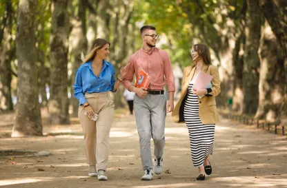 Aktualności | Uniwersytet WSB Merito we Wrocławiu: studenci spacerujący po parku