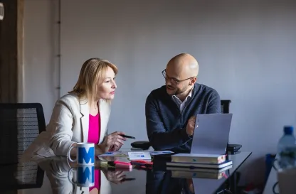 uczestnicy studiów podyplomowych pracujący nad wspólnym projektem