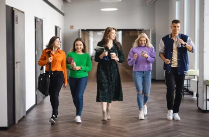 studenci idący korytarzem