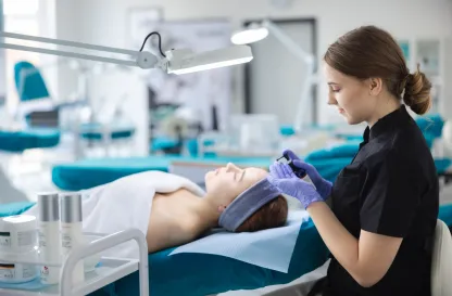 studentki kosmetologii podczas zajęć