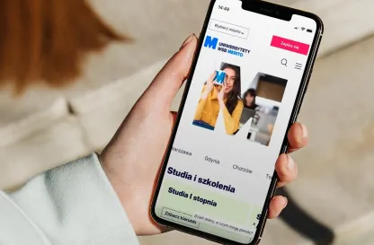 Aktualności | Uniwersytet WSB Merito we Wrocławiu: Smartfon trzymany w ręce