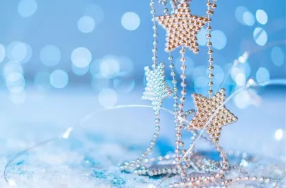 Aktualności | Uniwersytet WSB Merito we Wrocławiu: łańcuch z koralików na zimowym tle