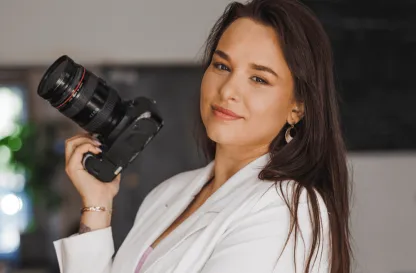 Aktualności | Uniwersytet WSB Merito we Wrocławiu: studentka trzymająca aparat