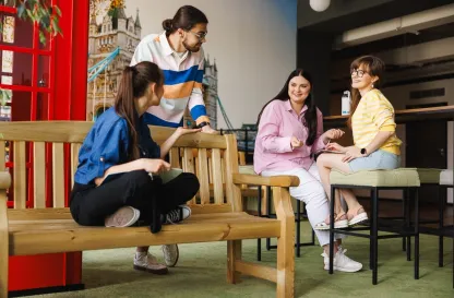 Aktualności | Uniwersytet WSB Merito we Wrocławiu: studenci rozmawiający ze sobą na korytarzu