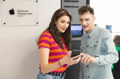 Aktualności | Uniwersytet WSB Merito we Wrocławiu: Studentka i student przed wejściem do sali komputerowej