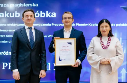 Aktualności | Uniwersytet WSB Merito we Wrocławiu: Jakub Osóbka odbierający nagrodę