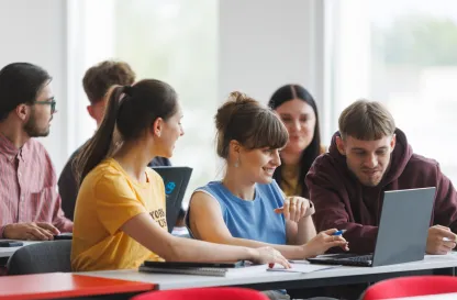 Aktualności | Uniwersytet WSB Merito we Wrocławiu: Studenci pracujący przy laptopie