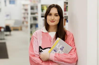 Aktualności | Uniwersytet WSB Merito we Wrocławiu: Studentka z książką