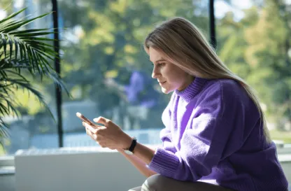 Aktualności | Uniwersytet WSB Merito we Wrocławiu: Dziewczyna patrząca na smartfon