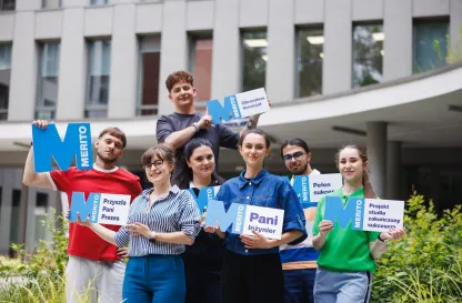 Aktualności | Uniwersytet WSB Merito we Wrocławiu: Grupa studentów stoi przed budynkiem