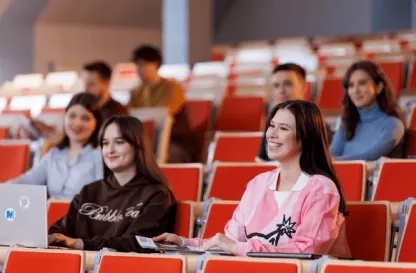 Aktualności | Uniwersytet WSB Merito we Wrocławiu: studenci podczas zajęć na sali wykładowej
