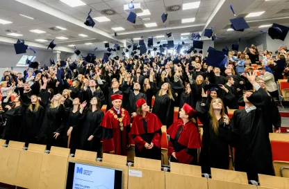Aktualności | Uniwersytet WSB Merito we Wrocławiu: Absolwenci studiów na auli