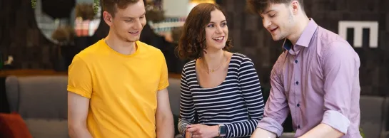 Szkolenia i kursy we Wrocławiu | Uniwersytet WSB Merito we Wrocławiu: studenci pracujący nad projektem grupowym