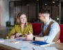 uczestnicy studiów podyplomowych pracujący nad wspólnym projektem