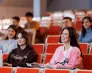 Poznaj nas | Uniwersytet WSB Merito we Wrocławiu: studenci podczas zajęć na sali wykładowej