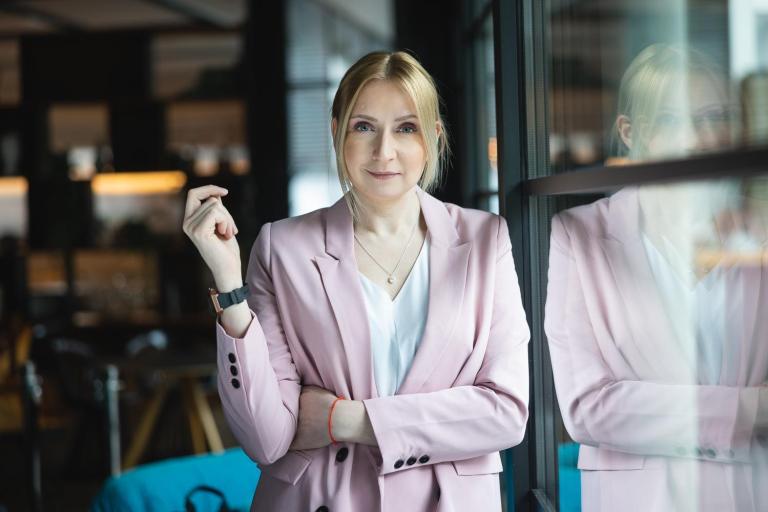 Pośrednictwo pracy | Uniwersytet WSB Merito we Wrocławiu: Główna grafika: Wrocław - pośrednictwo pracy - kobieta kolorowa marynarka formalna