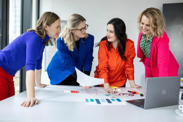 Program Firma | Uniwersytet WSB Merito we Wrocławiu: Główna grafika: Wrocław - program firma - grupa ludzi w kolorowych strojach formalnych